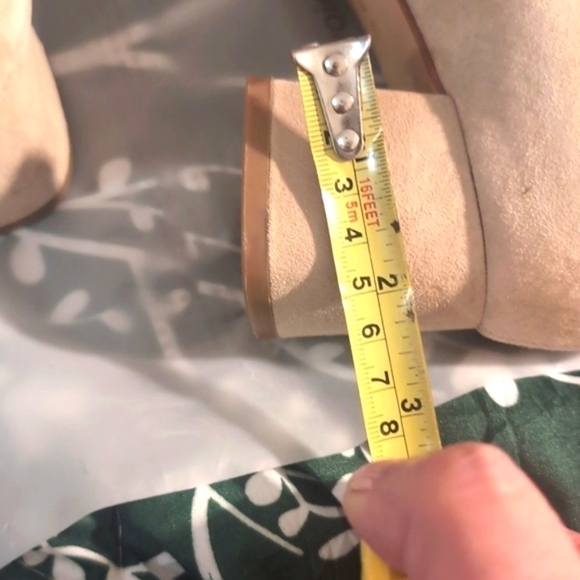 TAHARI Mavis Embellished Suede Pumps Size 8 - Neutral Tan - Picture 9 of 9